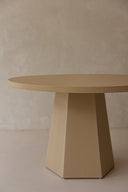 Mesa con base hexagonal